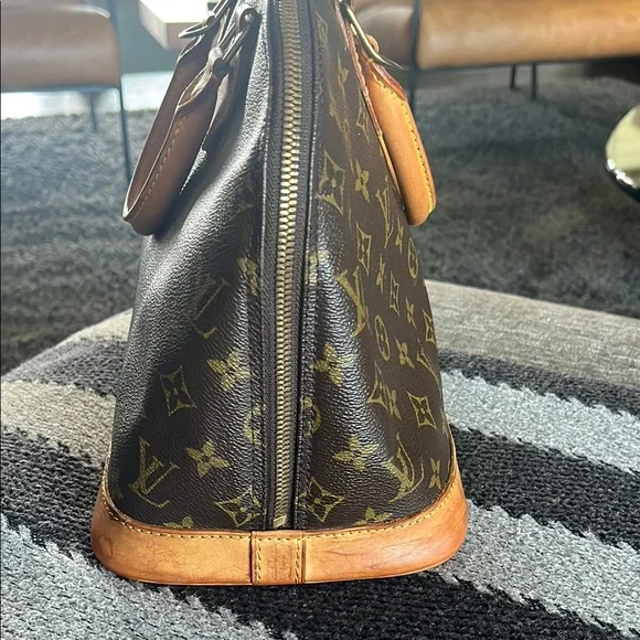 Louis Vuitton Alma Monogram - Picture 6 of 17